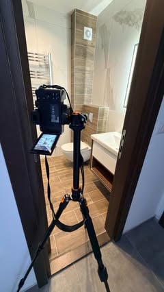 Fotoaparat na stativu tokom snimanja kupatila — fotografisanje nekretnina